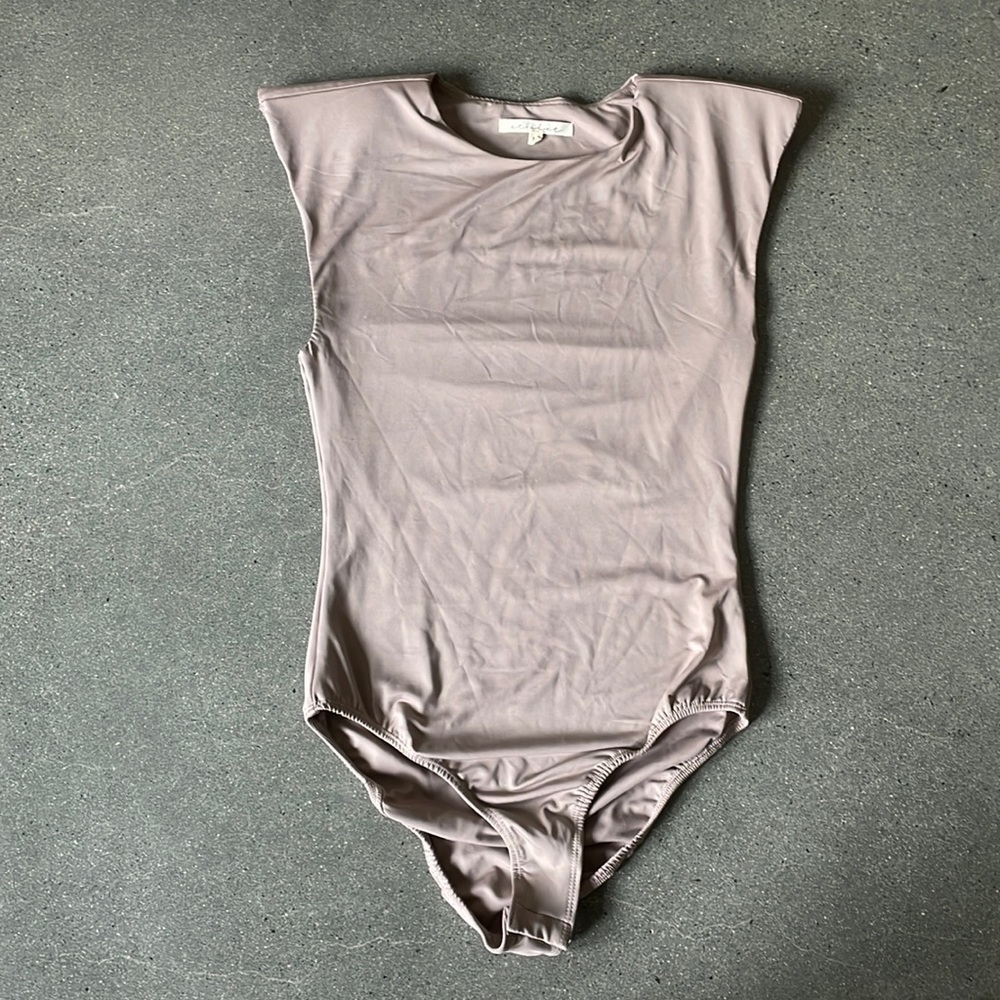 Et Clet mauve bodysuit with shoulder pads